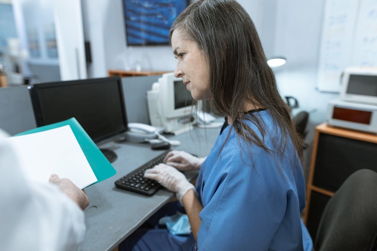 Imagem relacionada a 10 Prompts para Criação de Relatórios com Chat GPT para Secretárias Médicas